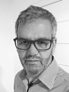 * Rogerio Oliveira é designer com mais de 20 anos de experiência em design e desenvolvimento de embalagens para perfumes e cosméticos. É curioso sobre embalagens de perfume do mundo todo e editor do blog Packbyday!
