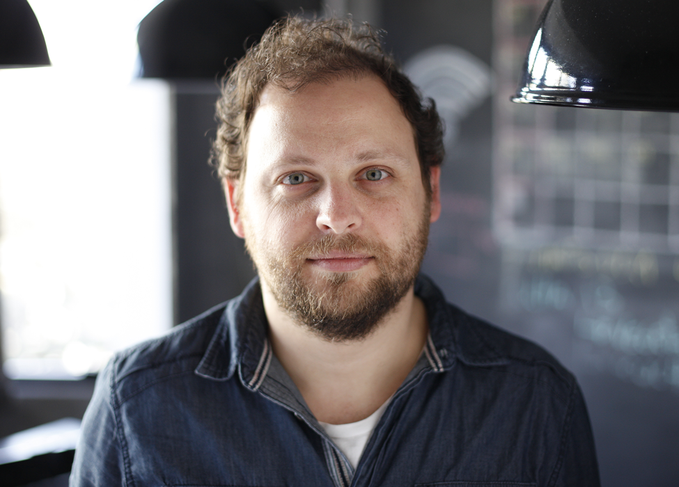 O designer Dado Vicente é sócio-fundador da Abio Design Lab Studio, de Porto Alegre (RS). Formado em Design Gráfico pela Universidade UniRitter Laureate International Universities, é pós-graduando em Design de Superfície na Universidade UniRitter Laureate International Universities. Atua como designer desde 2008, em diversas frentes de trabalho. Seu trabalho é voltado para desenvolvimento de planejamento para economia na produção através do redesenho das tarefas, Design X impacto Ambiental, solucões editoriais, desenvolvimento de embalagens, peças publicitárias, desenvolvimento de rótulos para produtos e branding, entre outros