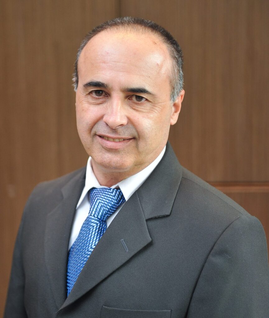 * Paulo E. Pereira, proprietário da Pack in Motion – Consultoria de Embalagem, é engenheiro Civil pela Universidade do Vale do Paraíba, Pós-graduado em Administração de Empresas pela FAAP. Com cursos de curta duração nas áreas de Design e Desenvolvimento Estrutural de Embalagem, tem 34 anos de experiência em P&D Embalagem, sendo 26 anos na J&J, chegando até a Gerência P&D Embalagem; 8 anos como Sócio Diretor da Prodesign – Agência de Design de Embalagem. A partir de Agosto/16 proprietário da Pack in Motion – Consultoria de Embalagem. Atua nas áreas de desenvolvimento de novos negócios, novos clientes, gerenciamento de projetos e seleção de profissionais de embalagem para a Brava Gente. Experiência em gerenciamento e desenvolvimento de projetos globais, regionais e locais. Experiência em projetos de otimização logística e redução de custos em embalagens. Membro do Conselho da ABRE desde 2004 e de Comitês de Estudo da ABRE. Orientador da ABRE para desenvolvimento estrutural de embalagem e logística. Consultor Internacional do Gerson Lehrman Consulting Group dos EUA. Palestrante de assuntos referentes à embalagem desde 2000. Participante de feiras internacionais nos EUA, Alemanha, França, Argentina. Detentor de 10 patentes de inovação em embalagem. Jurado do Prêmio ABRE desde 2004