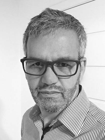 * Rogério Oliveira é antes de tudo um curioso por embalagem e também designer com mais de vinte anos de experiência em design e desenvolvimento de embalagens para perfumes e cosméticos. É editor do blog Packbyday: packbyday.blogspot.com