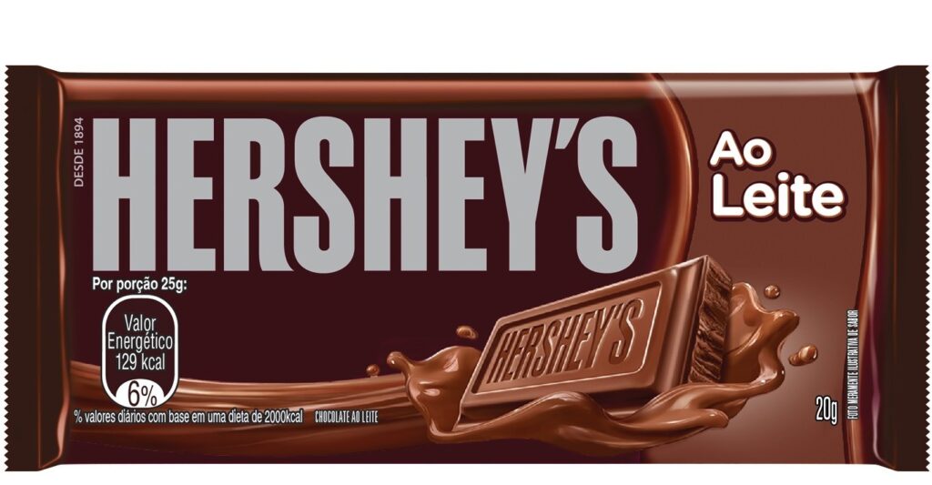 Barra de chocolate Hershey’s Ao Leite com informação calórica no painel frontal