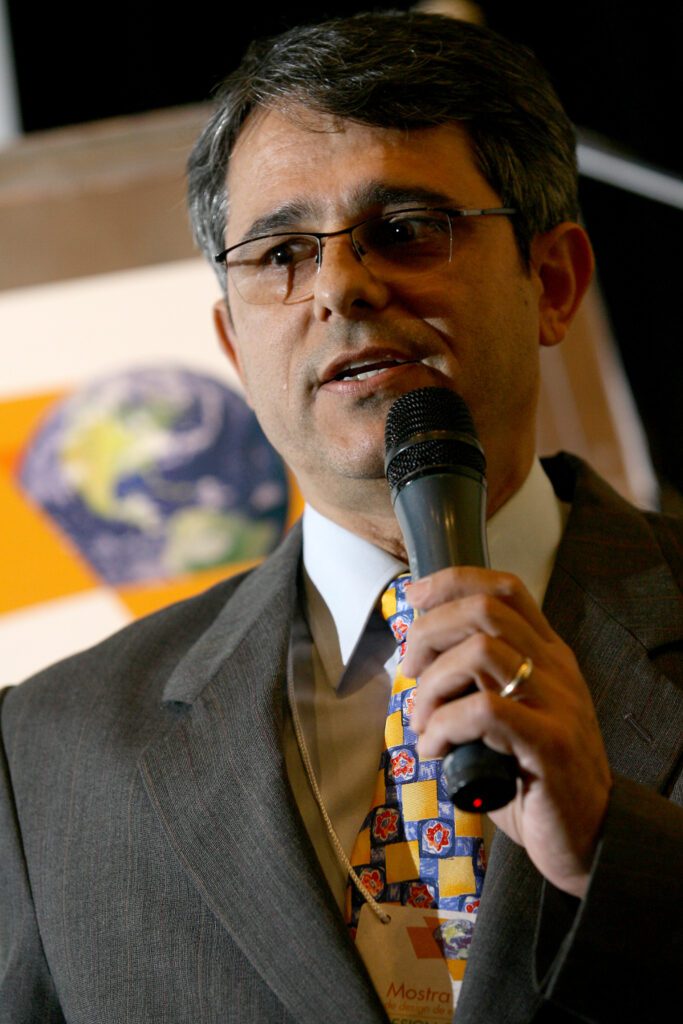 * Maurício Speranzini é diretor da Speranzini Design, administrador de empresas e especialista em Marketing pela FGV. É redator, foi integrante do Conselho de Administração e Coordenador do Comitê de Design da ABRE, recebeu Prêmio Tetra Pak de Qualidade Gráfica nas categorias Ouro e Prata