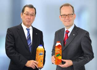 Kouichi Hashimoto, Executivo Senior da DNP (esquerda) e Markus Boehm, Chefe de Mercado da SIG Combibloc 