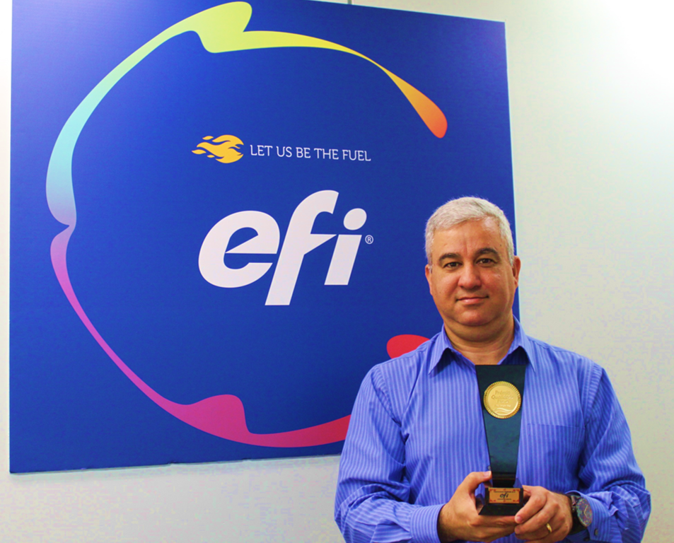 Ernande Ramos, diretor de vendas para América Latina da EFI, exibe o prêmio Fornecedor Premium em Conversão Digital