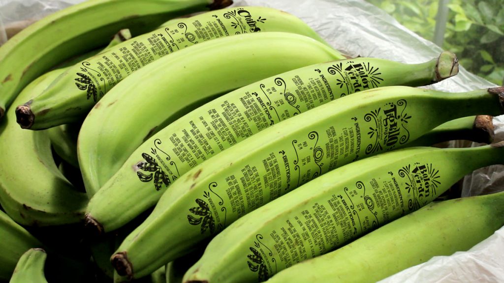 Para incentivar o consumo de bananas fora do país, a marca equatoriana Tropical Fruit decidiu imprimir receitas na casca da fruta. Uma solução que economiza recursos ao aproveitar um material que seria descartado, além de criar um envolvimento com o consumidor