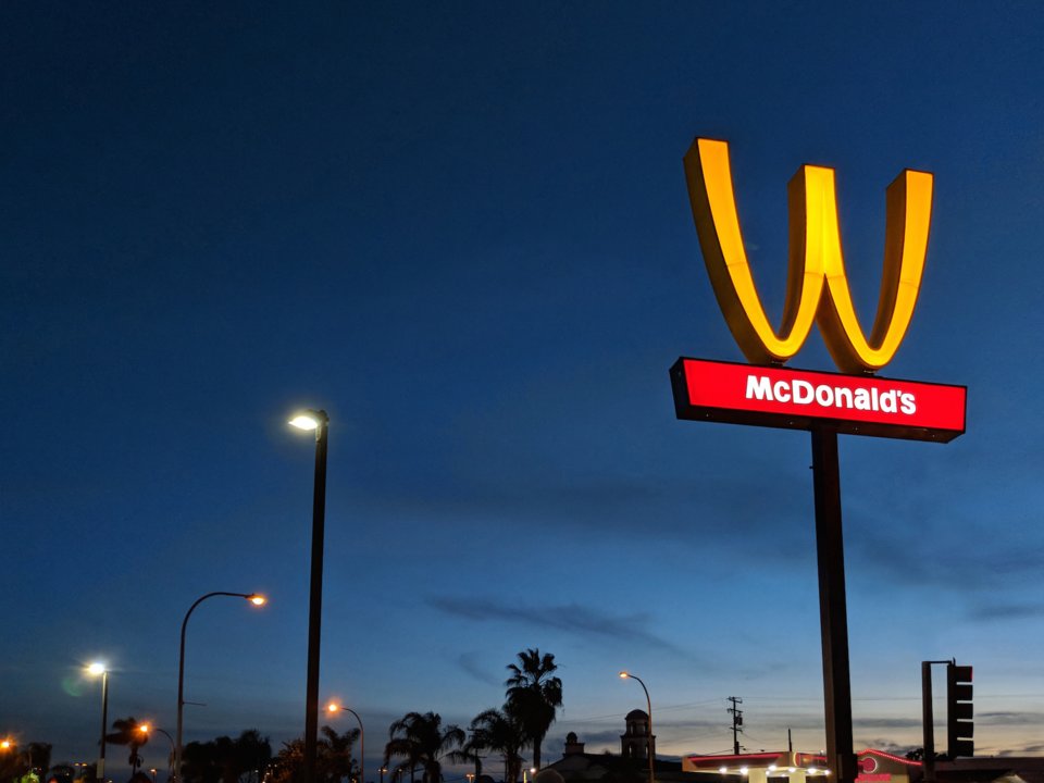 Logotipo invertido no McDonald's de Lynwood, na Califórnia 