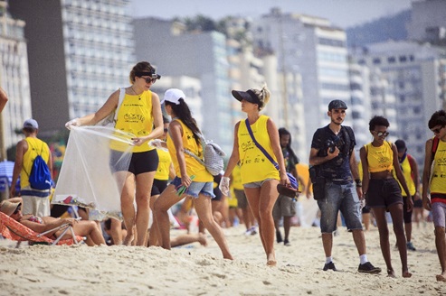 Ação de coleta de embalagens plásticas em Copacabana (RJ)